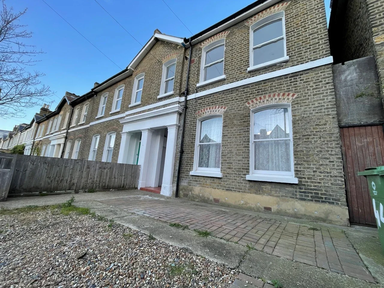 Flat Montpelier Road in Greater London