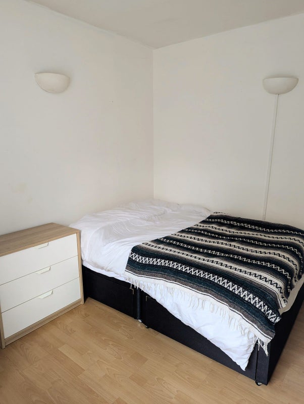 Room Streatham High Road in Greater London