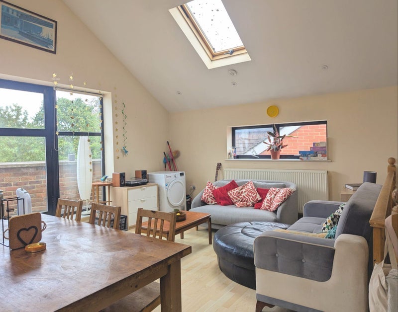 Room Streatham High Road in Greater London