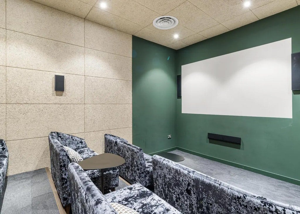 Room Market Road in Greater London