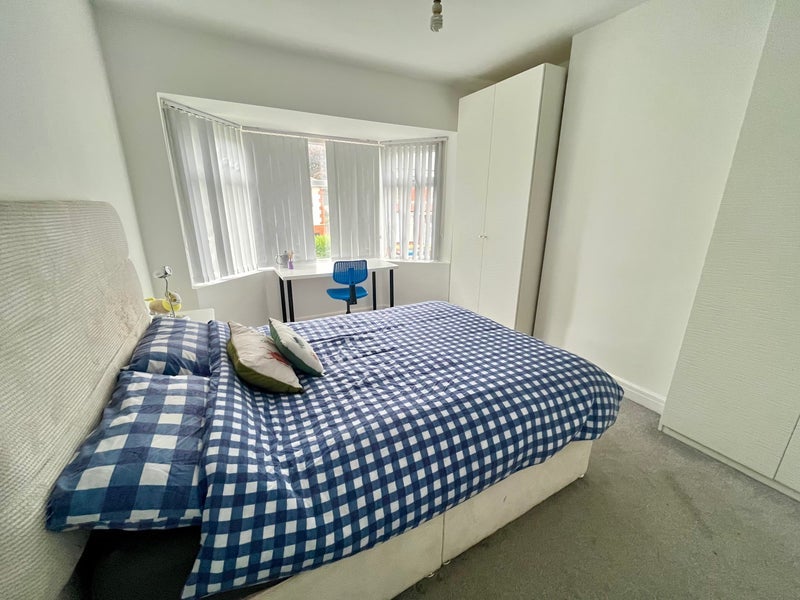 Room Dronfield Road in Salford