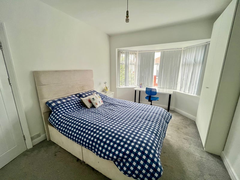 Room Dronfield Road in Salford