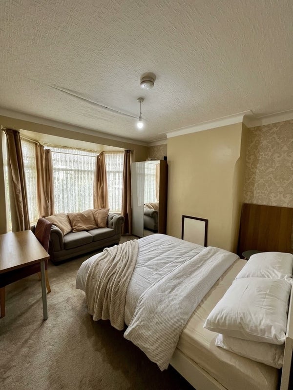 Room Dronfield Road in Salford