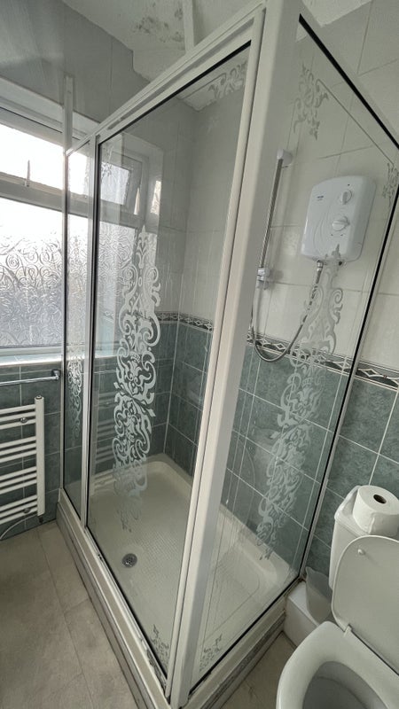 Room Dronfield Road in Salford