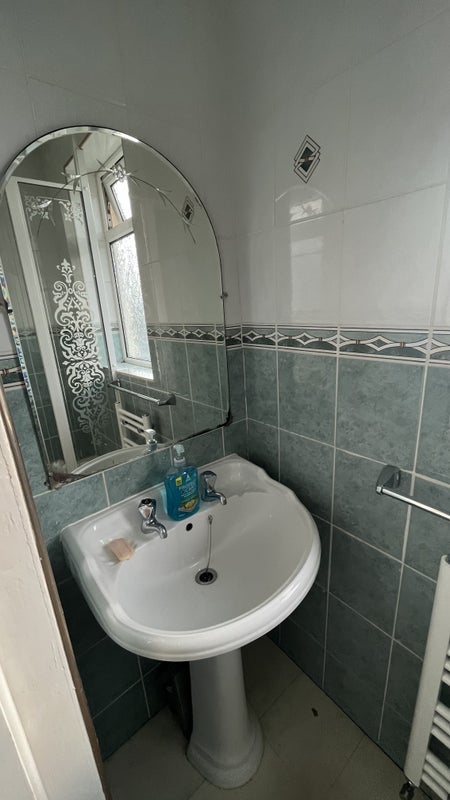 Room Dronfield Road in Salford