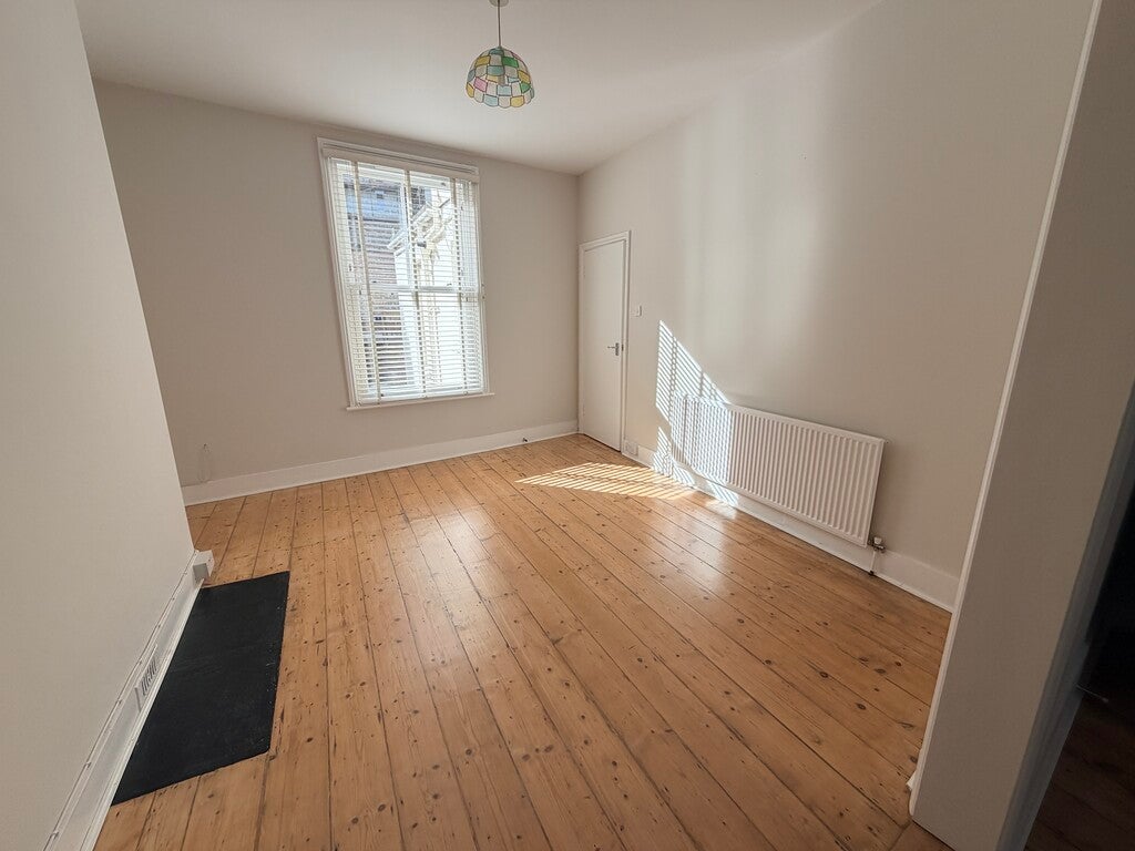 Flat Cambridge Gardens in St Leonards