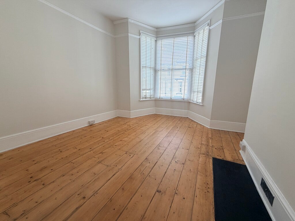Flat Cambridge Gardens in St Leonards