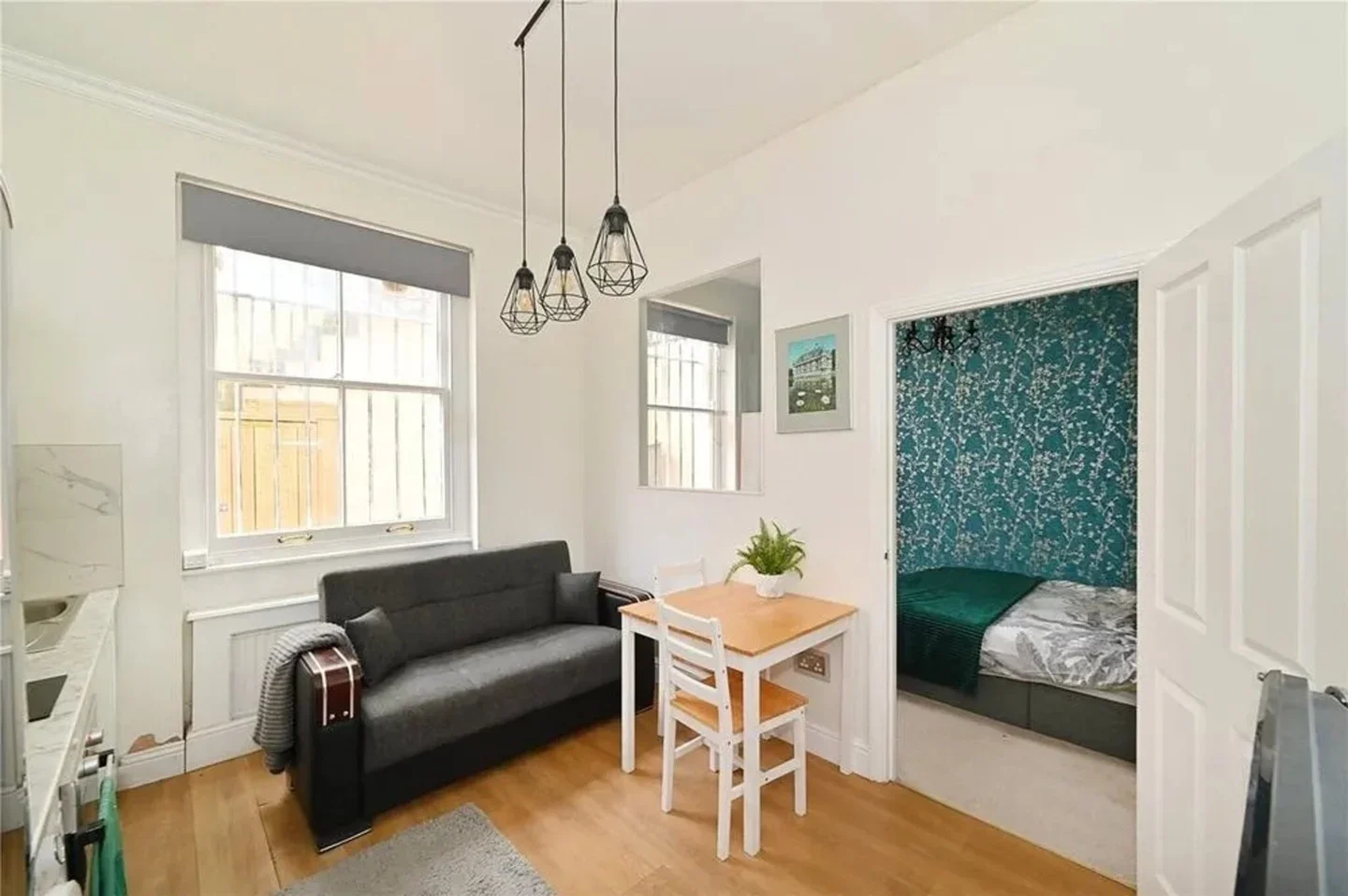 Flat Castletown Road in Greater London