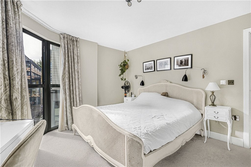 Flat Bell Yard Mews in Greater London