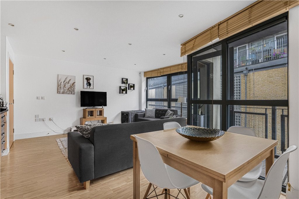 Flat Bell Yard Mews in Greater London