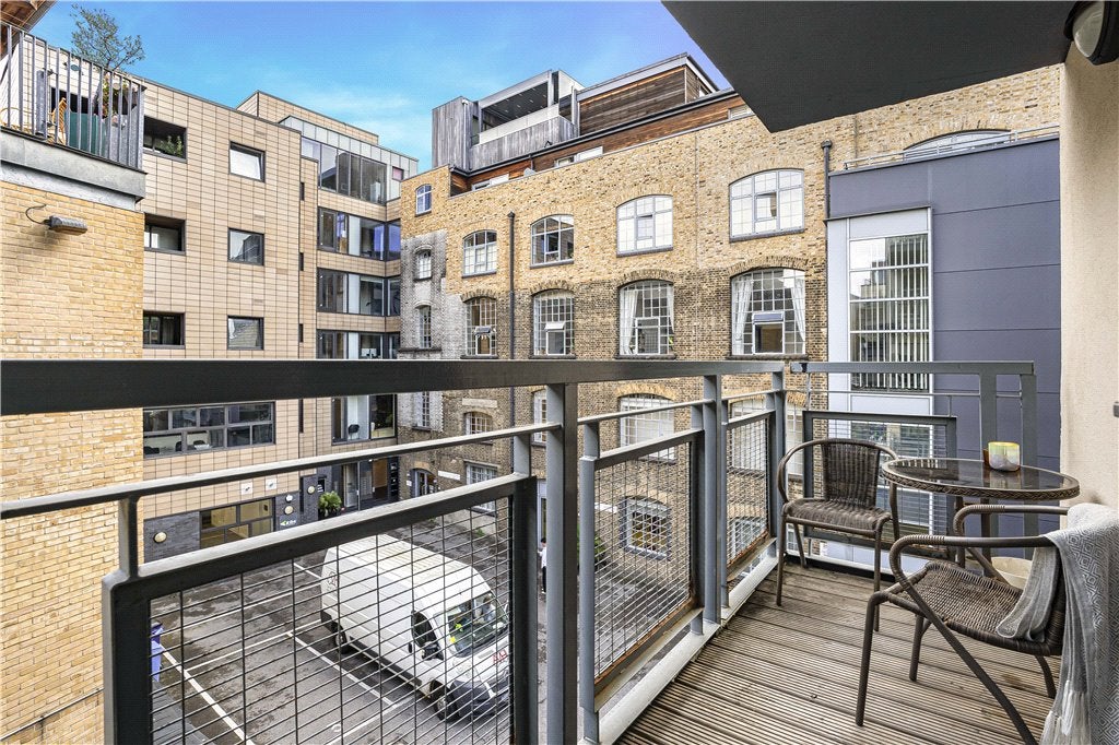 Flat Bell Yard Mews in Greater London