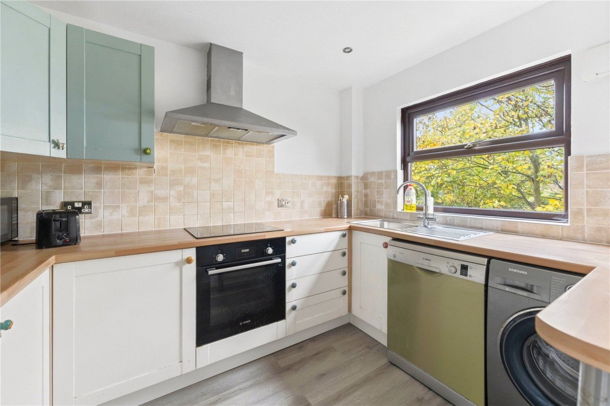 Flat Coppermill Lane in Greater London