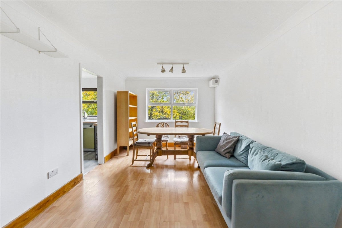Flat Coppermill Lane in Greater London
