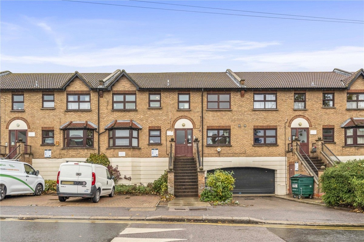 Flat Coppermill Lane in Greater London