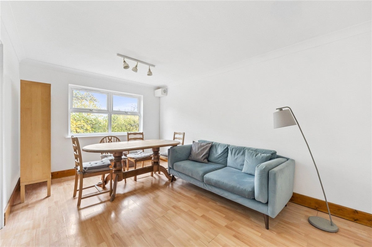 Flat Coppermill Lane in Greater London