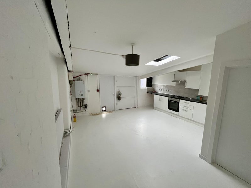 Room Hermitage Road in Greater London
