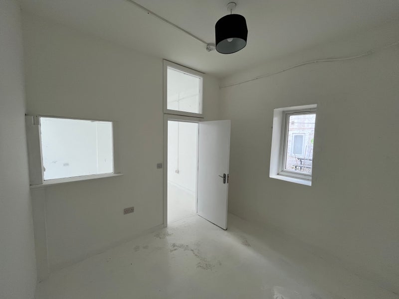 Room Hermitage Road in Greater London