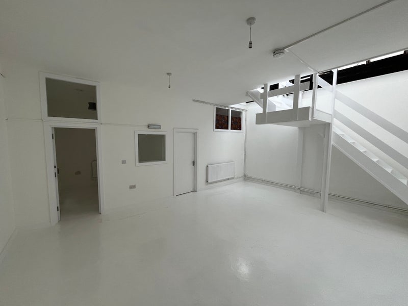 Room Hermitage Road in Greater London