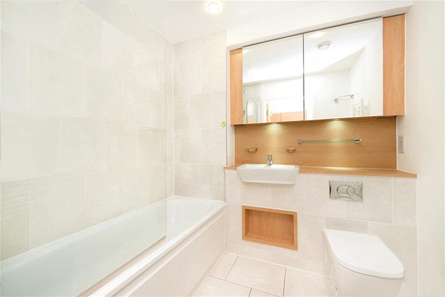 Flat Oxley Square in Greater London
