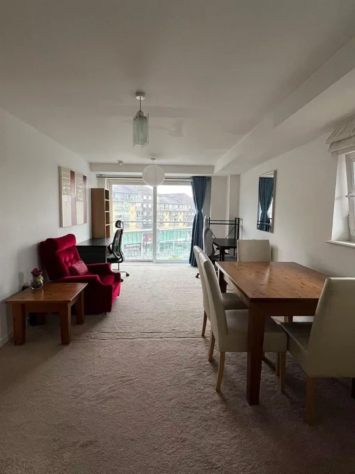 Flat Tilley Road in Greater London