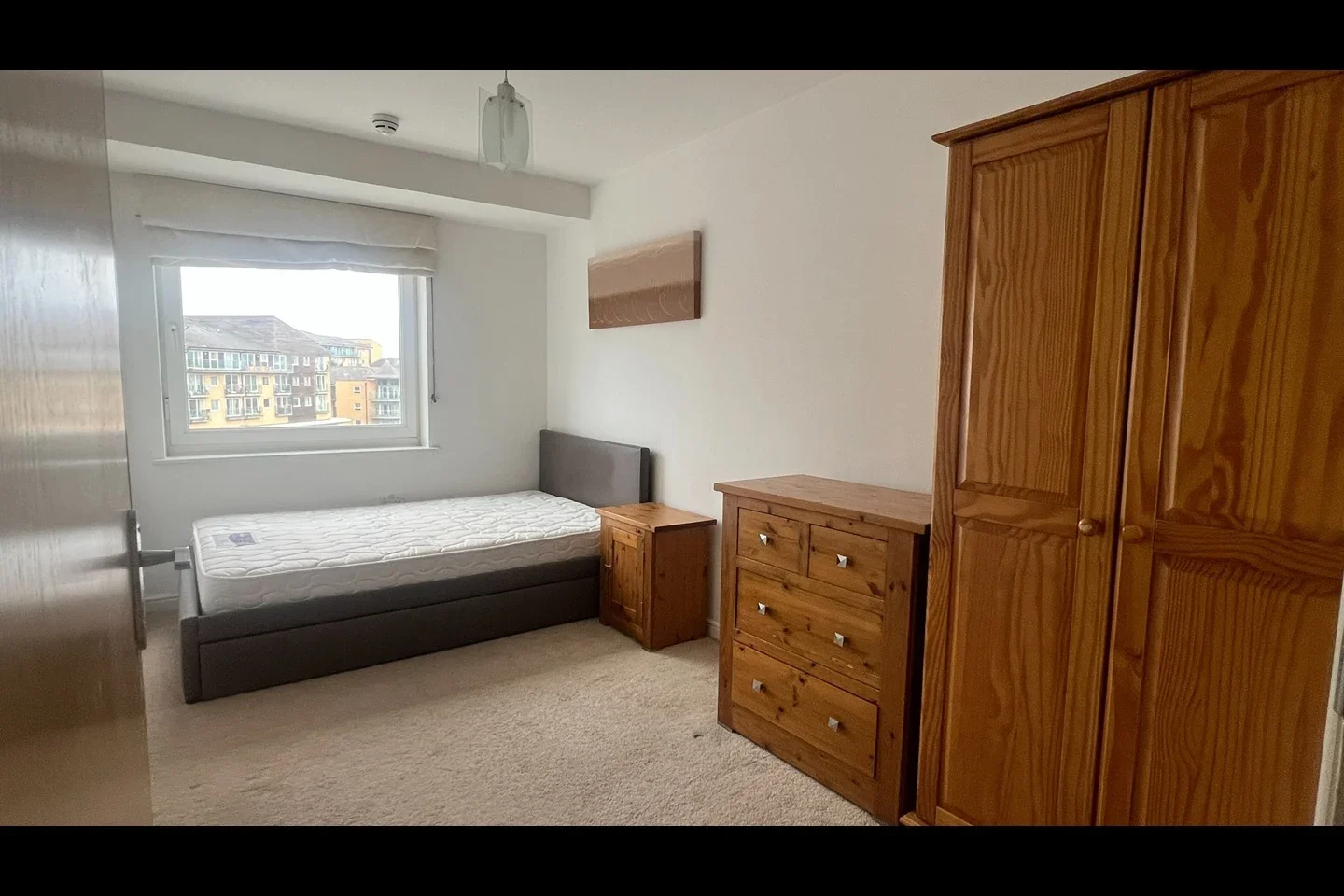 Flat Tilley Road in Greater London