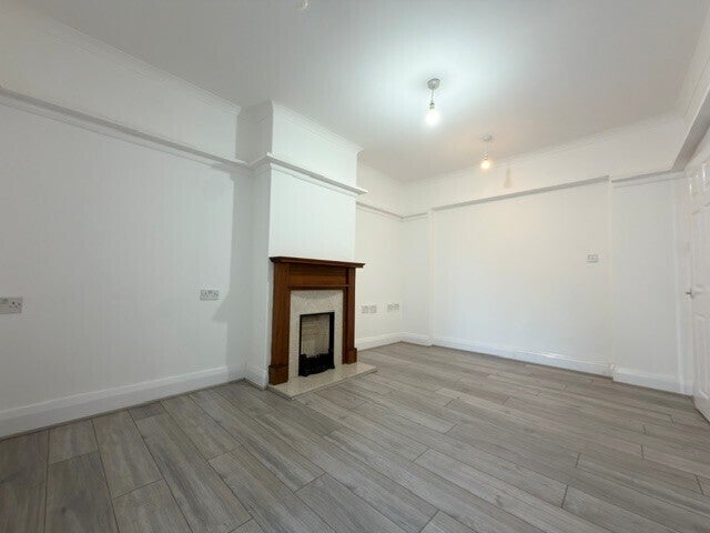 Flat Blendon Road in Greater London