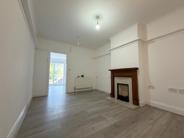 Flat Blendon Road in Greater London