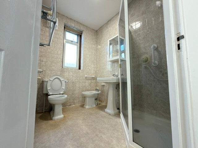 Flat Blendon Road in Greater London