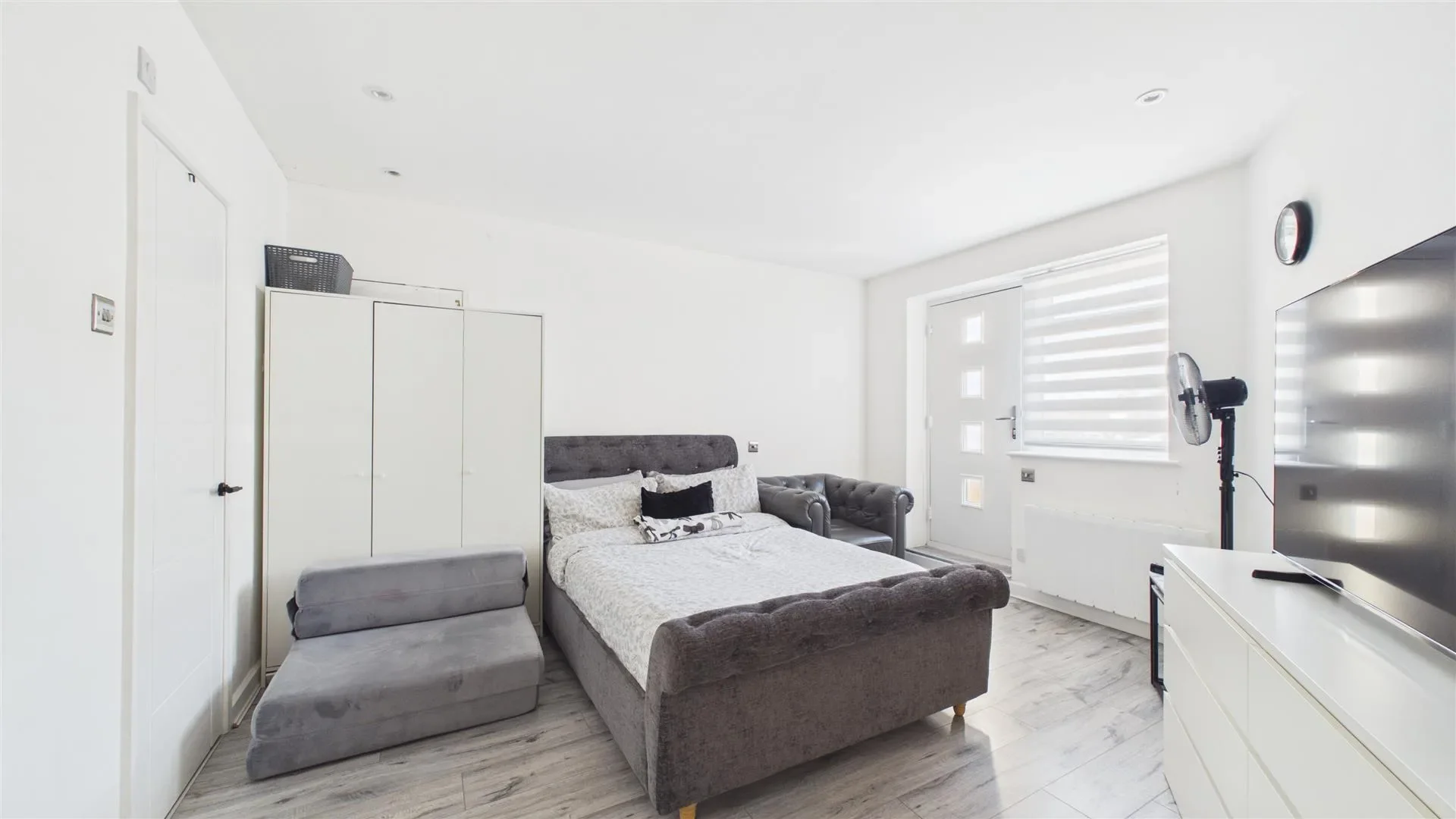 Flat Endeavour Road in Broxbourne