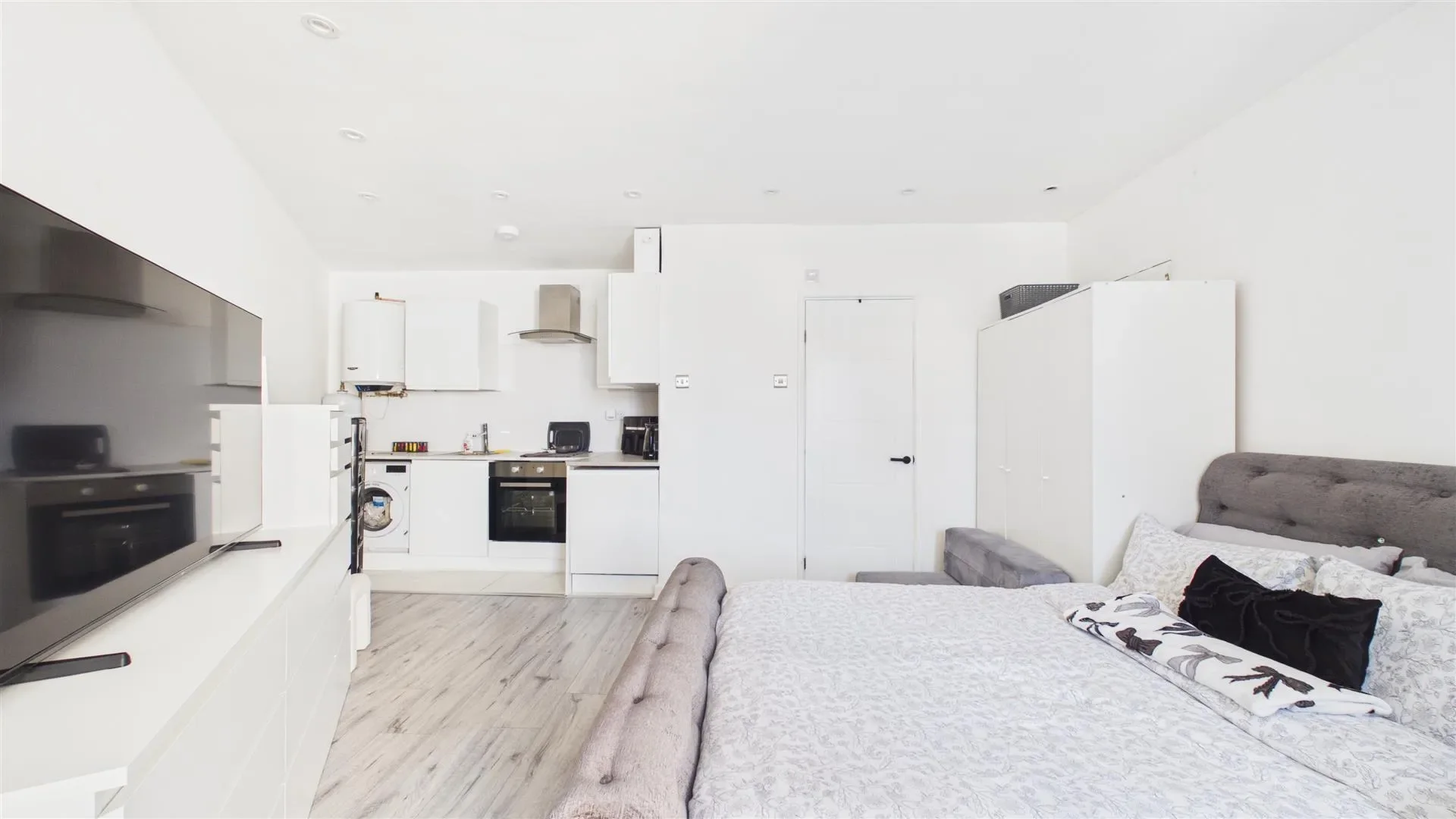 Flat Endeavour Road in Broxbourne