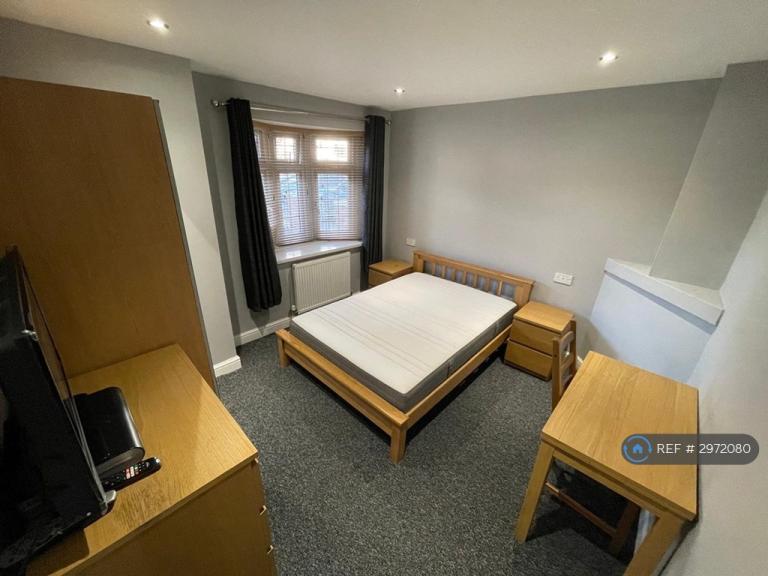 Room Brackley Road in Westbury