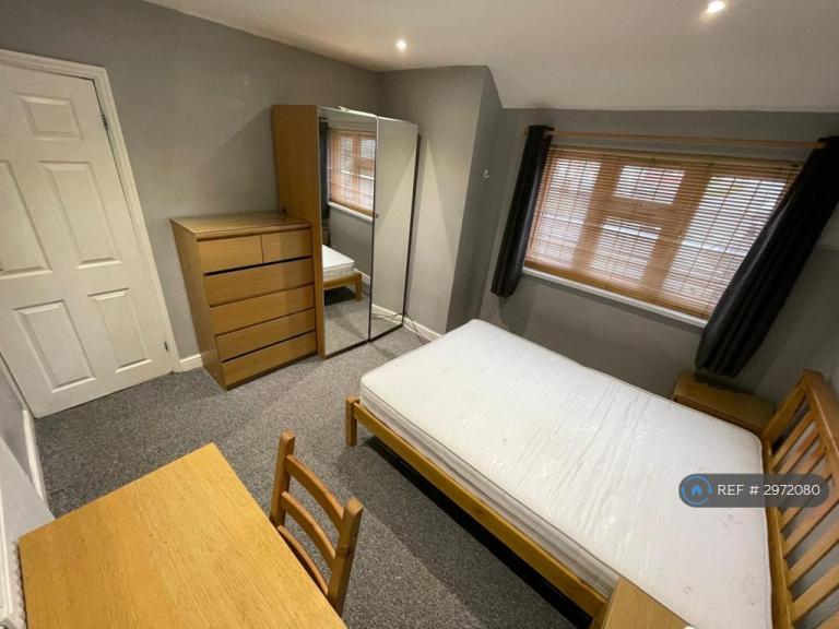 Room Brackley Road in Westbury