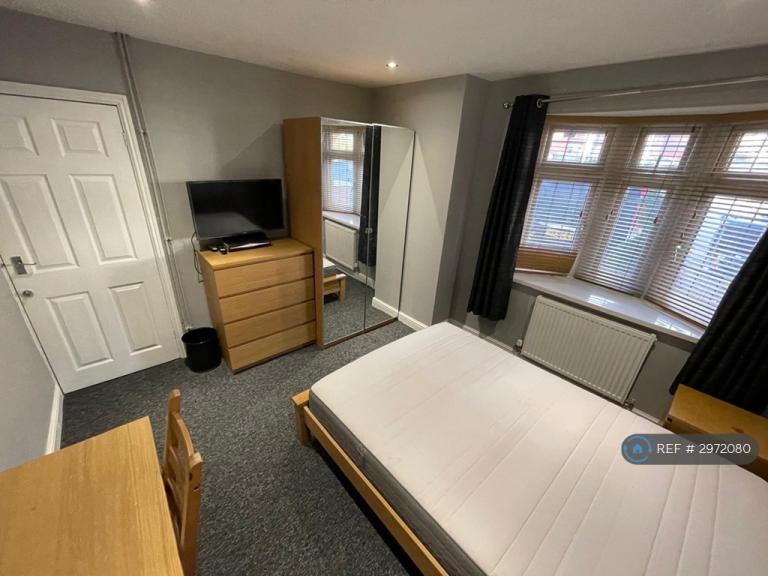 Room Brackley Road in Westbury
