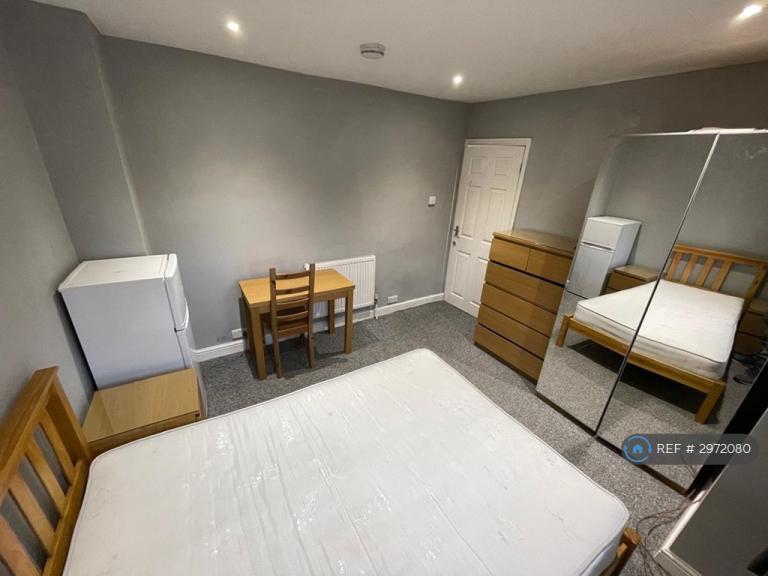 Room Brackley Road in Westbury