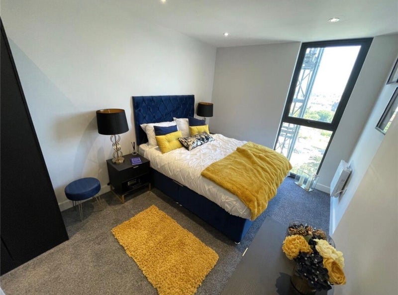 Room Oldfield Road in Salford