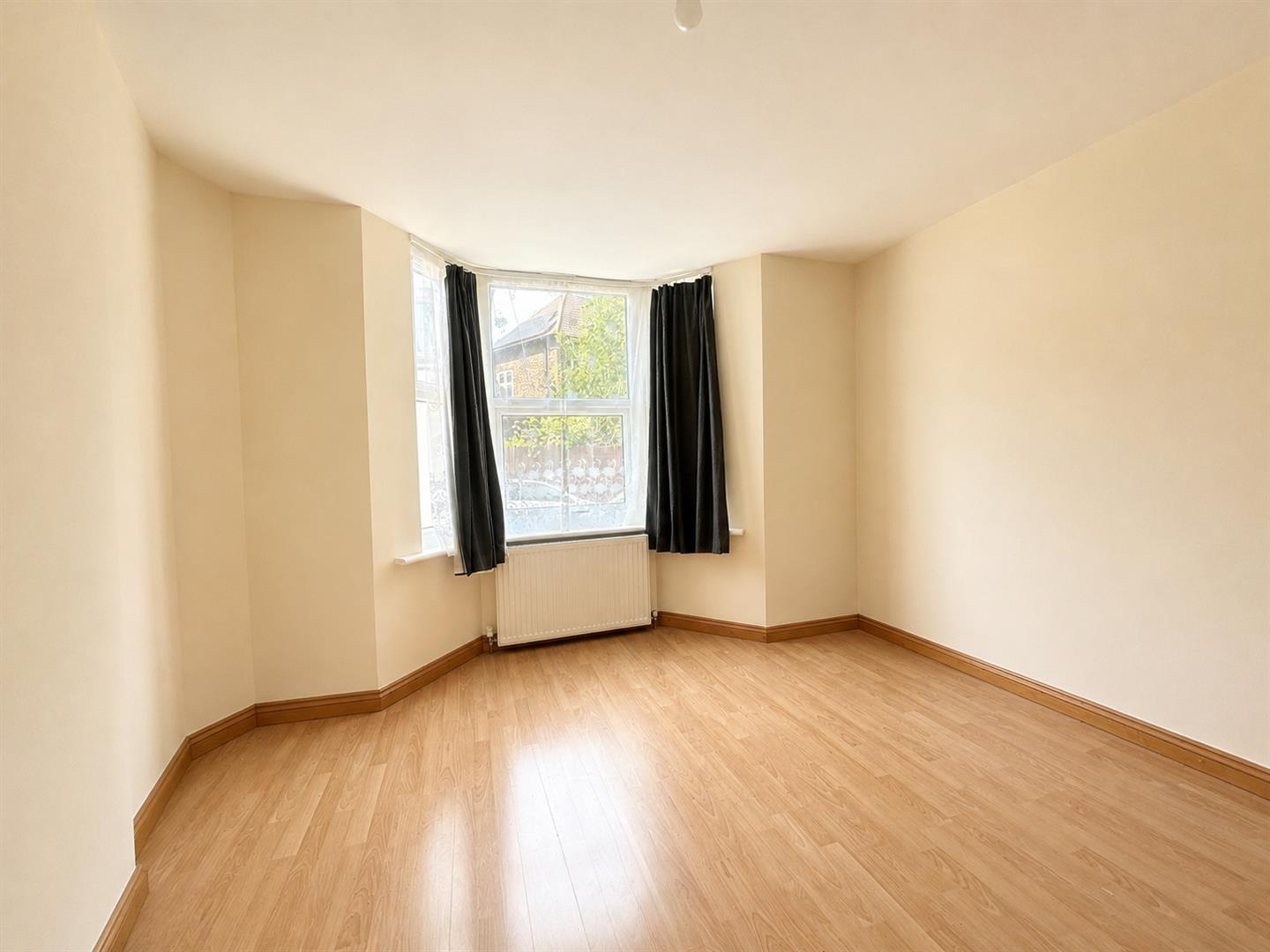 Flat Gladstone Road in Watford