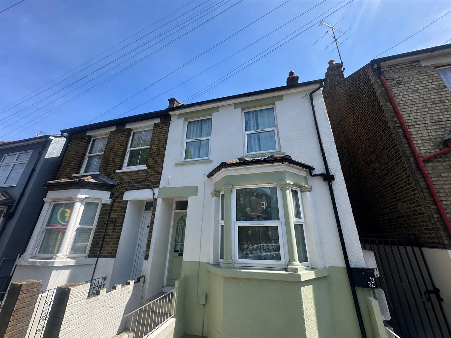 Flat Gladstone Road in Watford