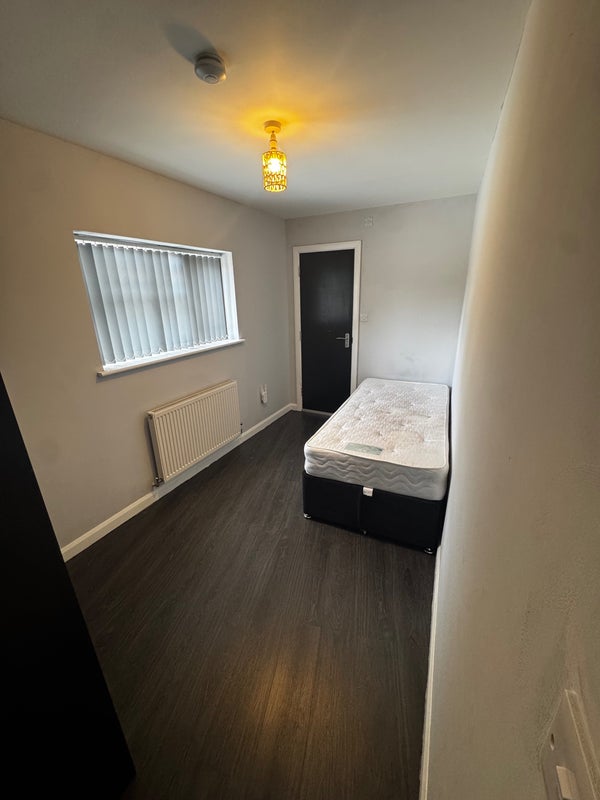 Room Woodland Avenue in Slough
