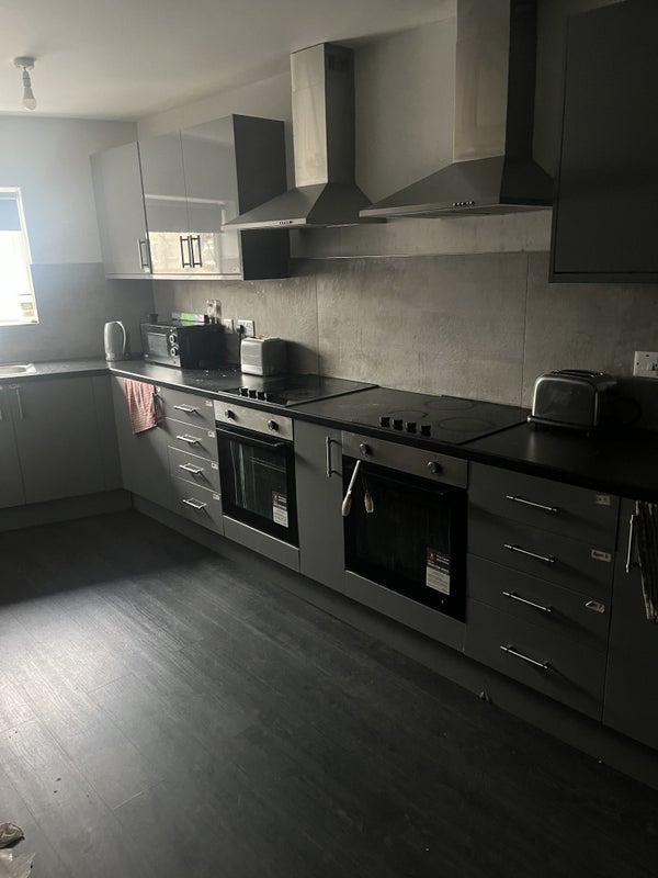 Room Woodland Avenue in Slough