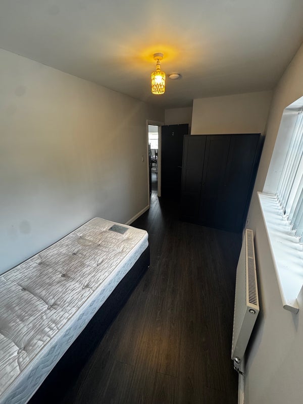 Room Woodland Avenue in Slough