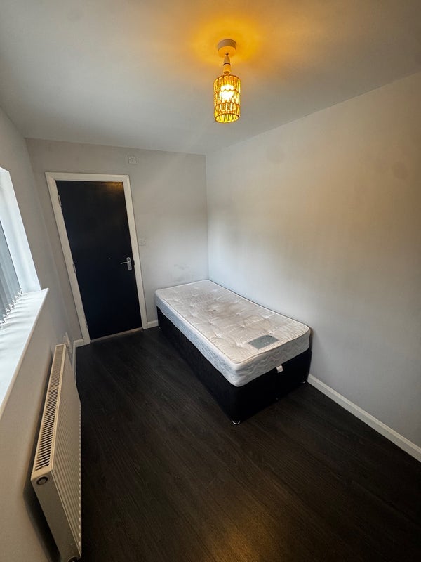 Room Woodland Avenue in Slough