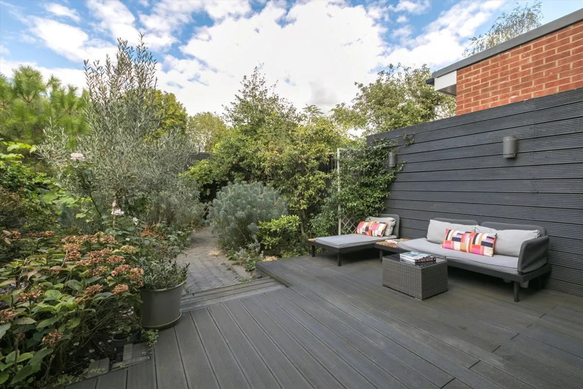 House Ellesmere Road in Greater London
