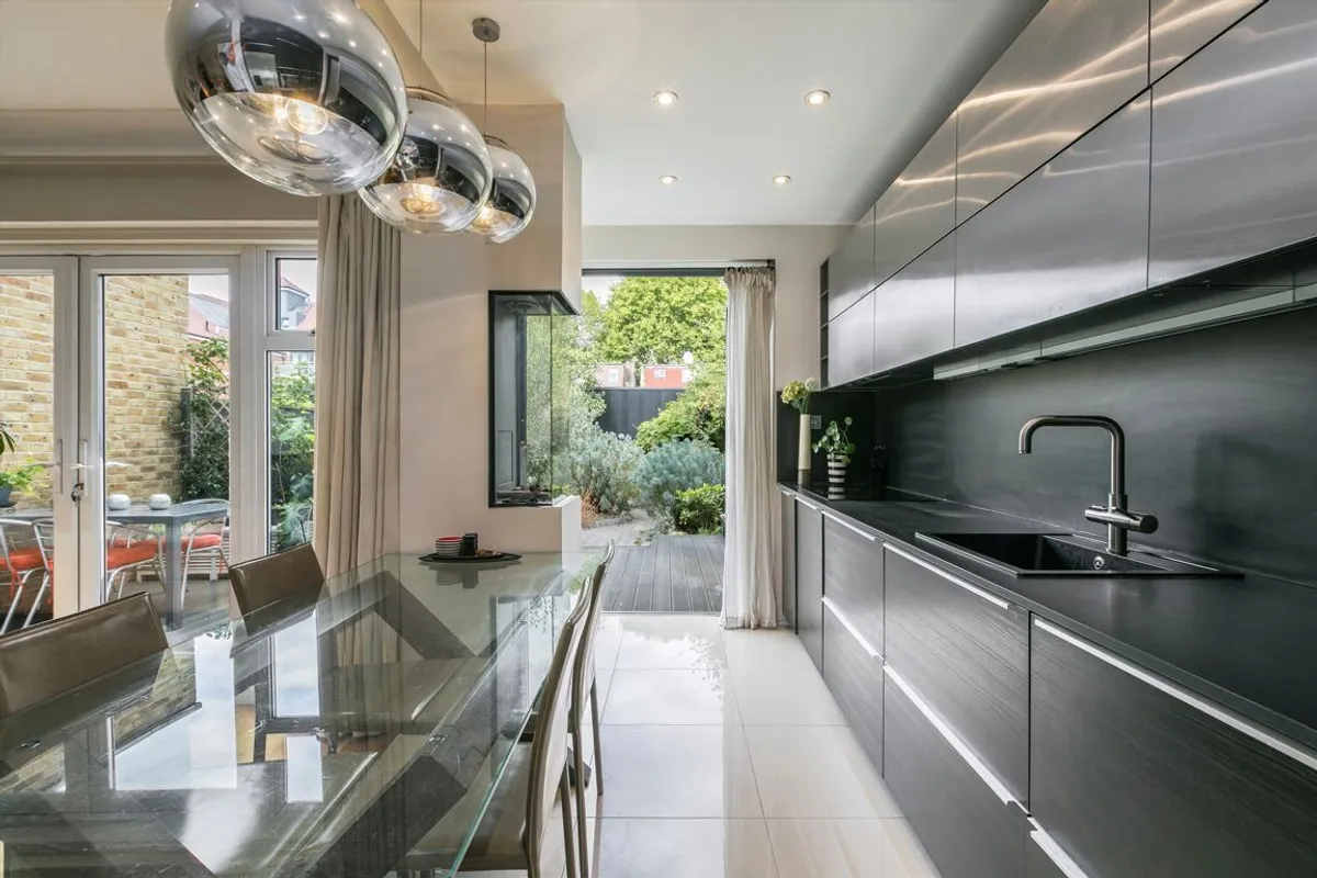 House Ellesmere Road in Greater London