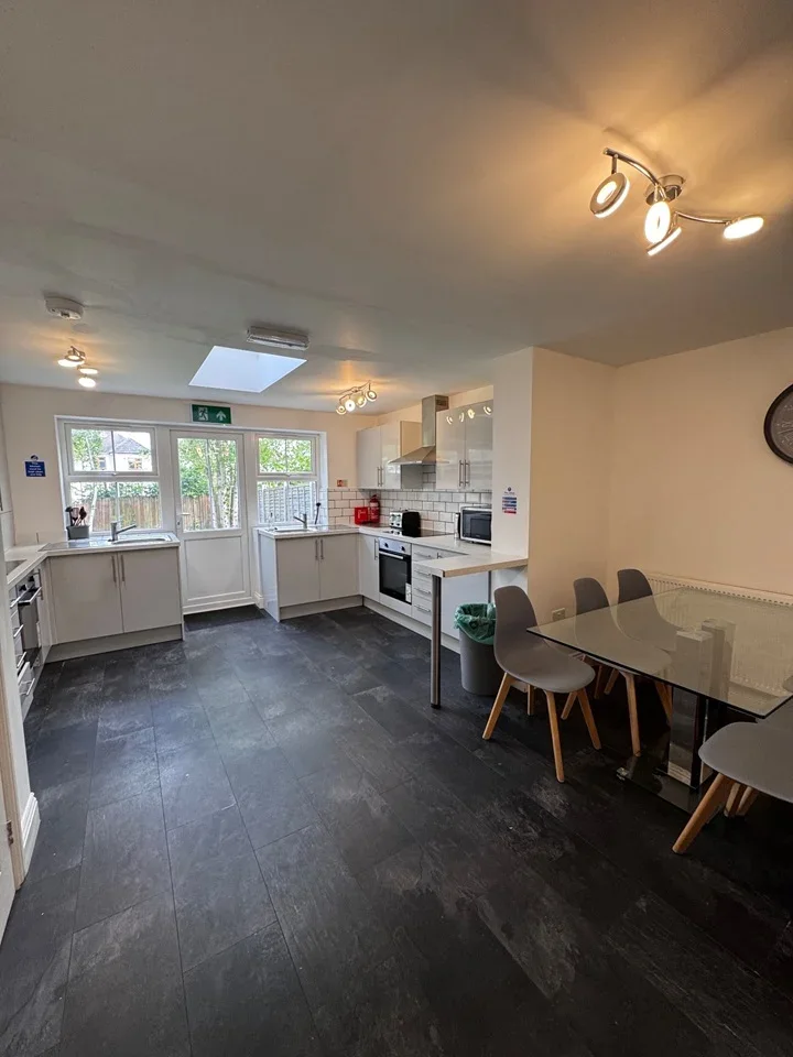 Room Chamberlayne Avenue in Greater London