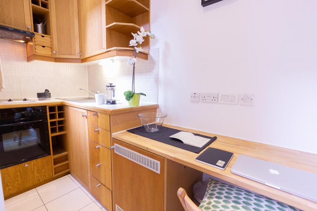 Flat Penywern Road in Greater London