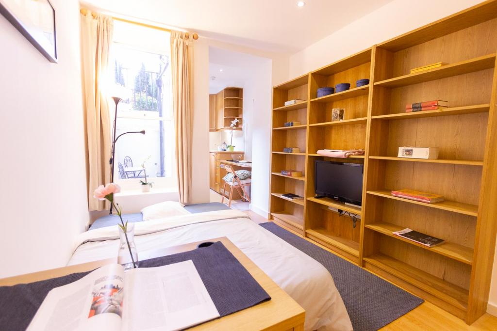 Flat Penywern Road in Greater London