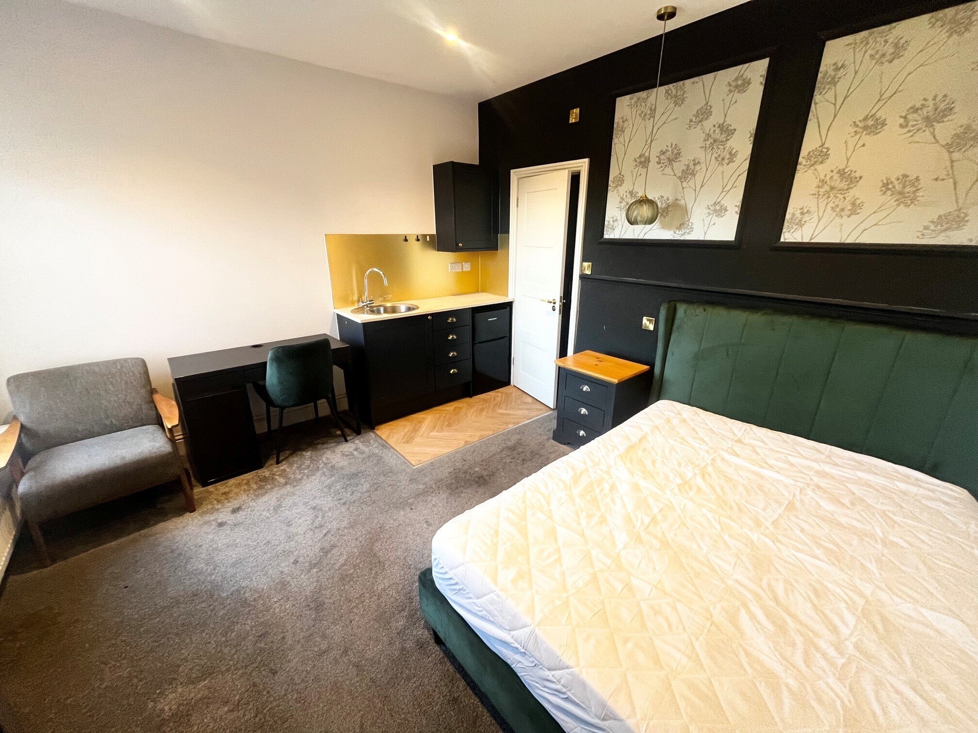 Room Ashley Road in Poole