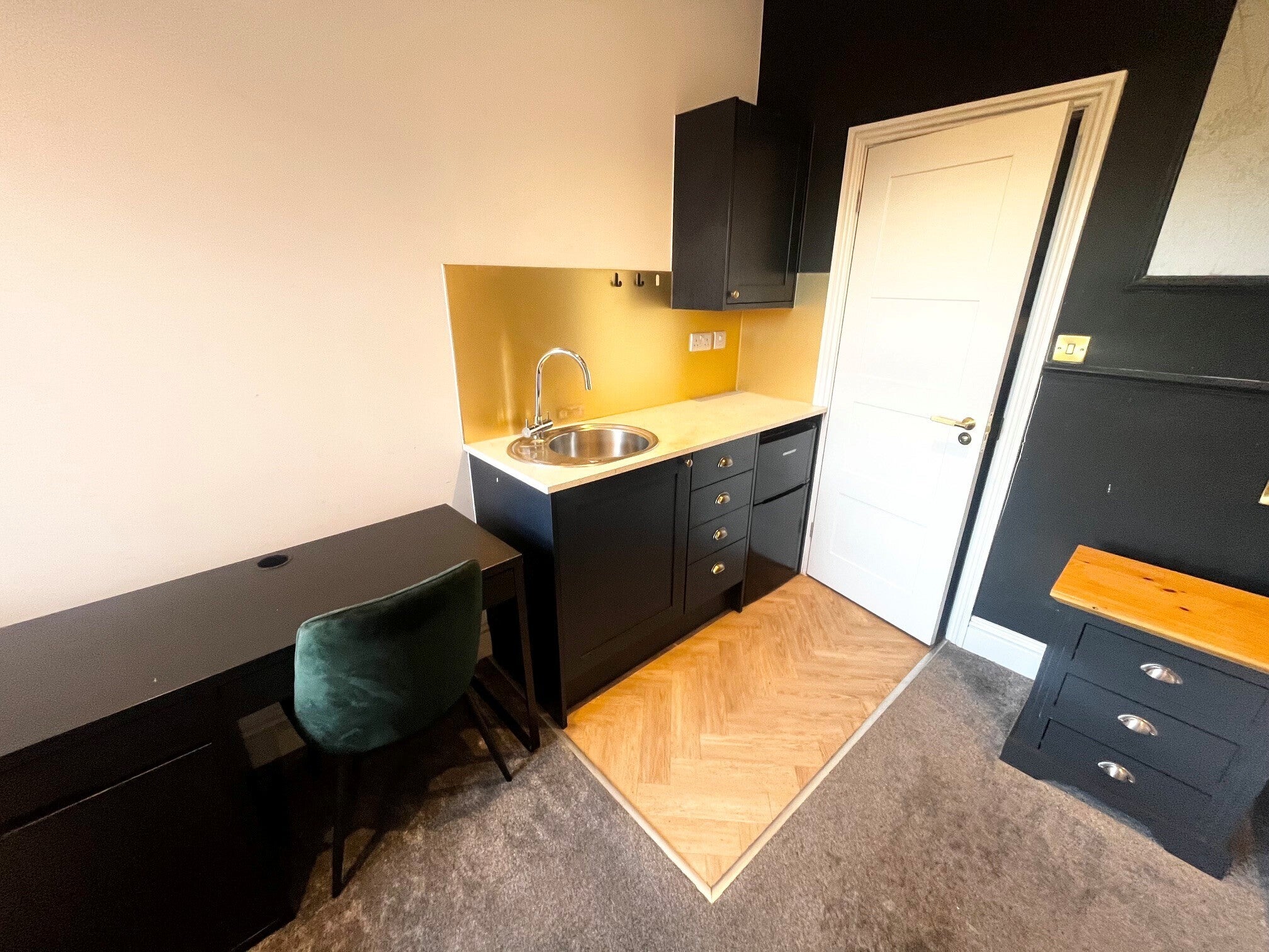Room Ashley Road in Poole