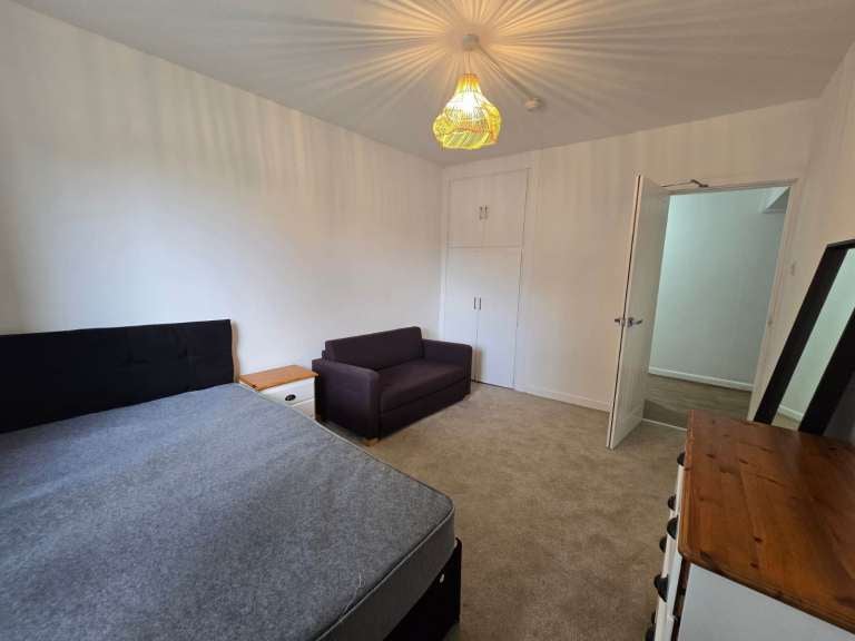 Room Middleton Hall Road in Birmingham