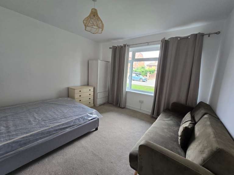 Room Middleton Hall Road in Birmingham